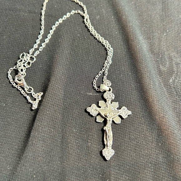 Elegant Silver tone metal Cross Pendant Necklace, unbranded. - Picture 4 of 5